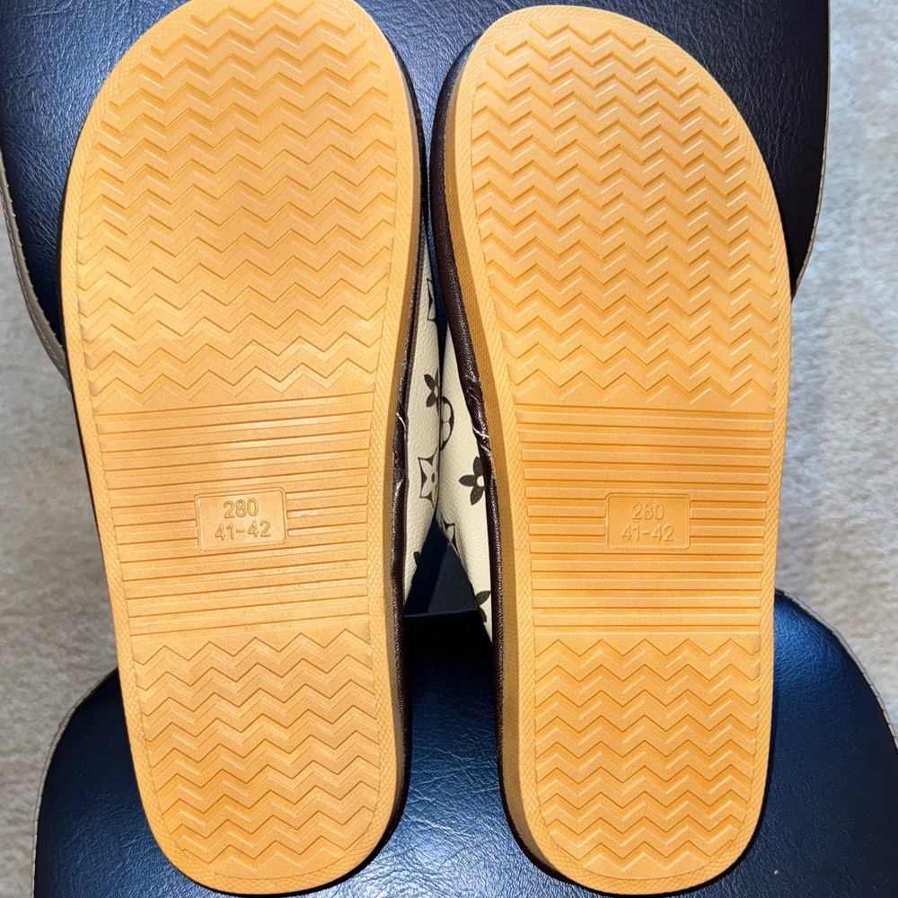 Stylish Cream and Brown Men's Slippers, Size 8.5 - 9, New, Fashion slippers - Picture 3 of 5